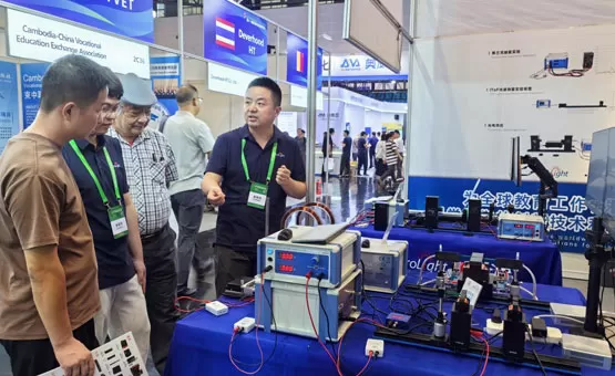 BroLight na Worlddiac em Hangzhou apresentando soluções manuais de educação em ciências físicas